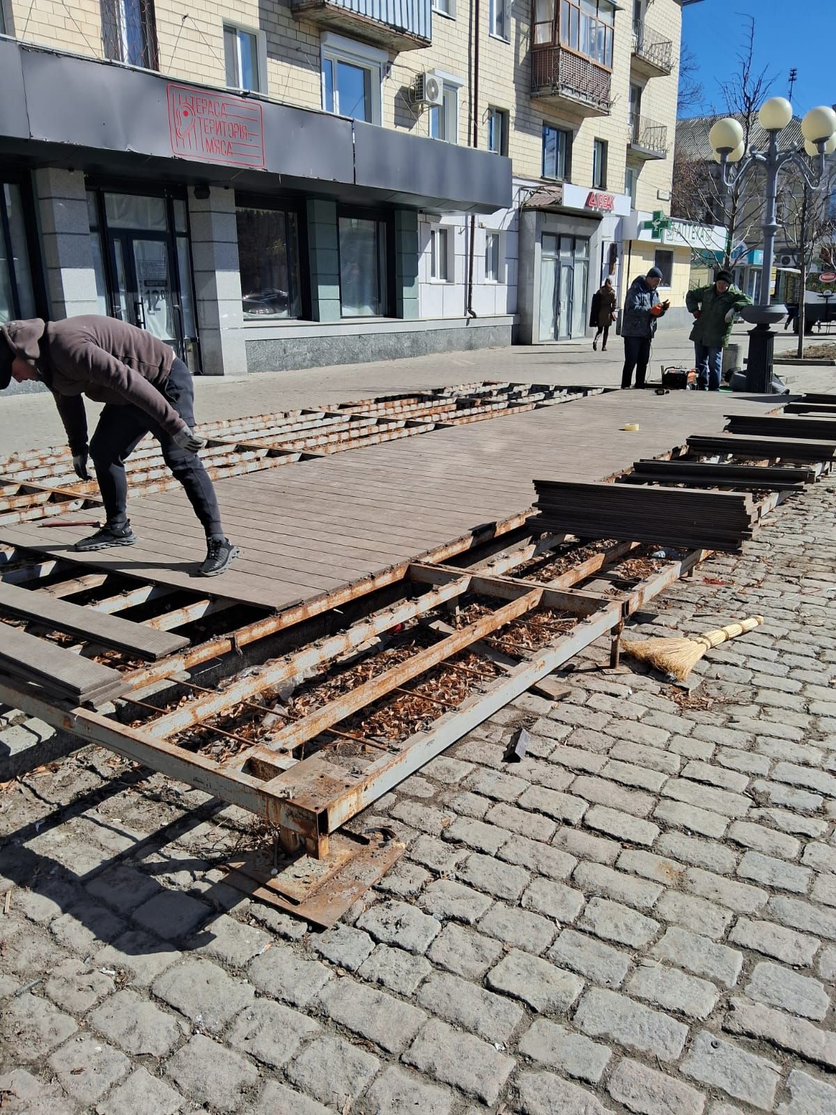На Соборності демонтували літній майданчик депутата Калуцького