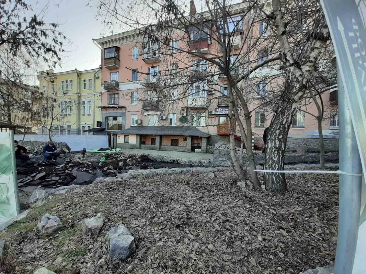 Підприємці власним коштом реконструюють зелену зону на вул. Державного прапора