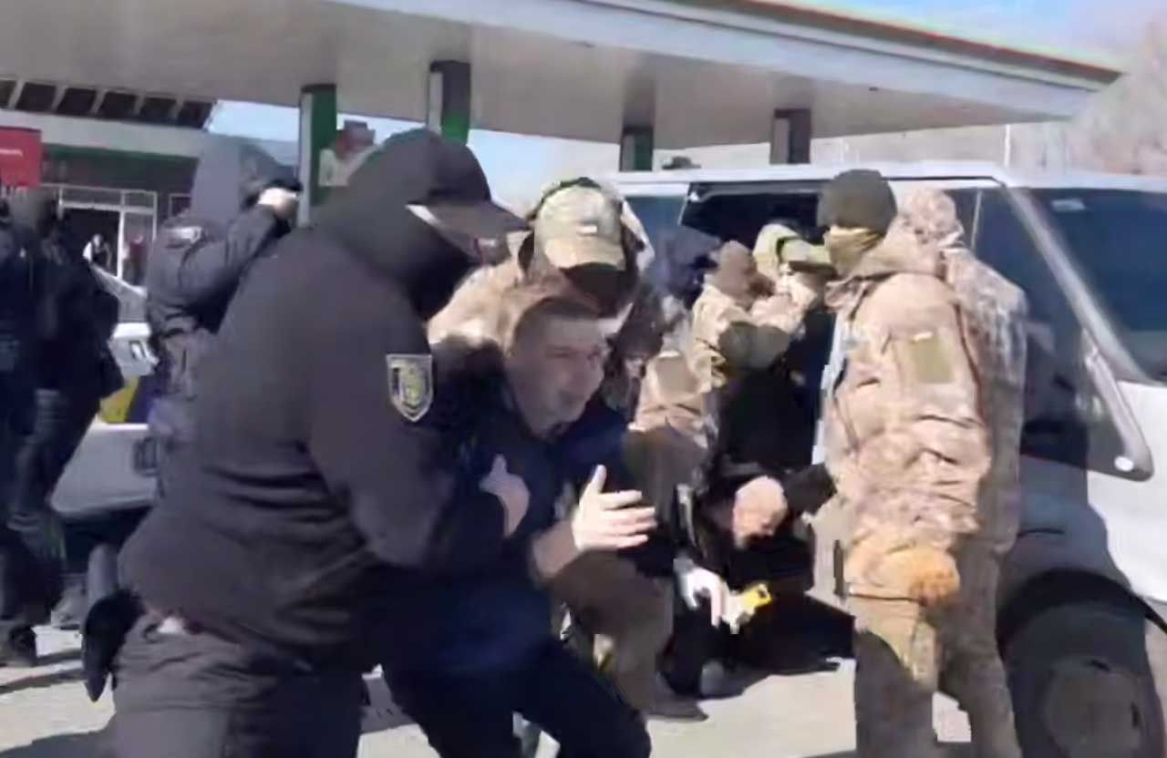 Задули газом військових та поліцію: після сутички з ТЦК у Нижніх Млинах вісьмох людей відправили до армії