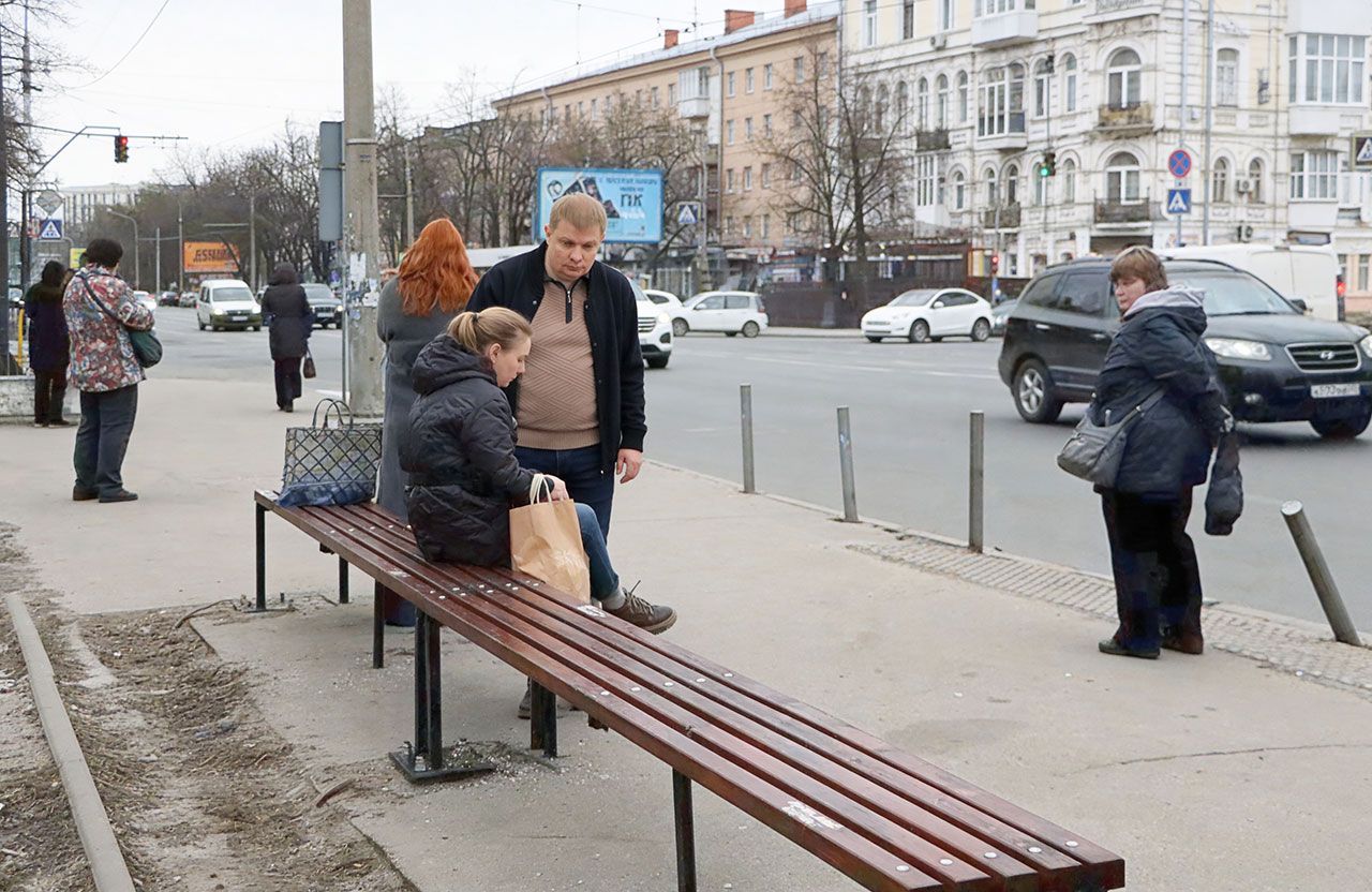 Колаж: нова лавка на зупинці «27 школа» у Полтаві