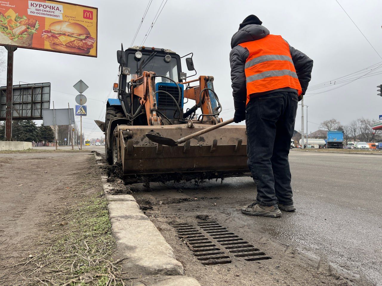 У Полтаві за 8 днів очистили 12 кілометрів прибордюрної частини доріг