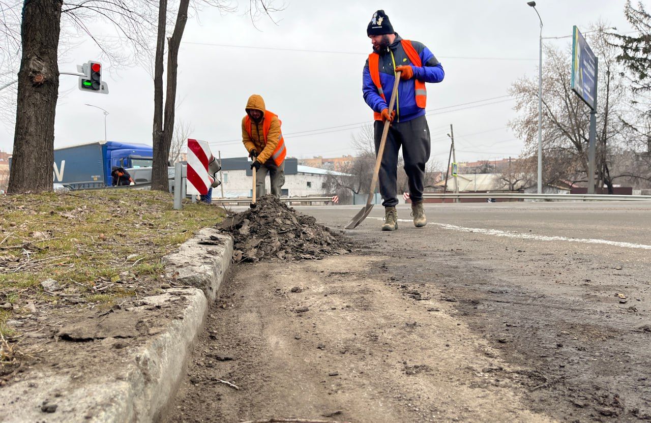 У Полтаві за 8 днів очистили 12 кілометрів прибордюрної частини доріг