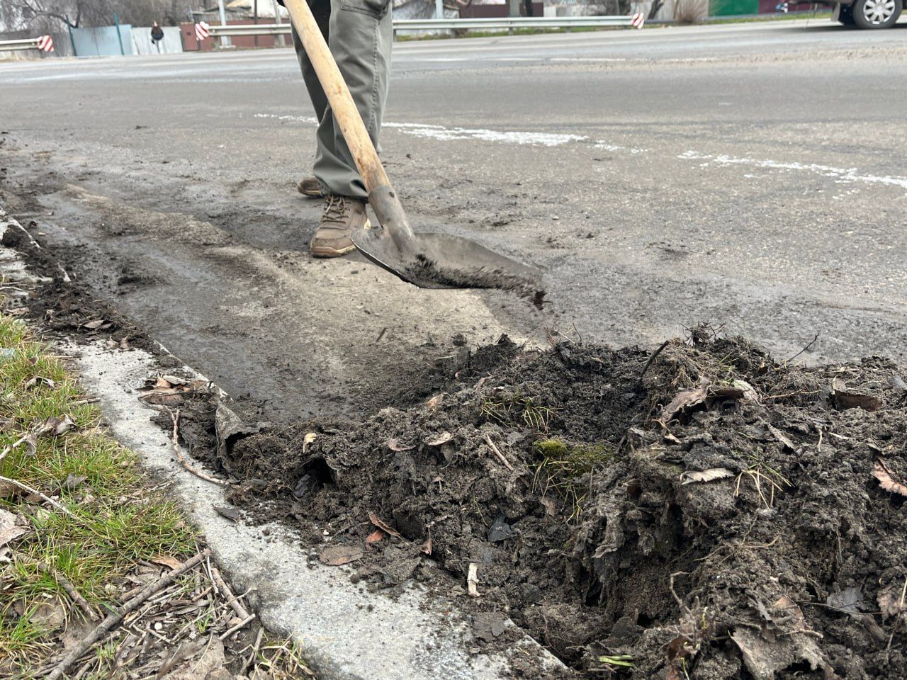 У Полтаві за 8 днів очистили 12 кілометрів прибордюрної частини доріг