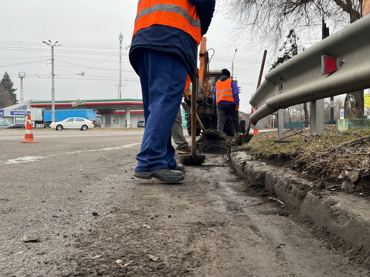 У Полтаві за 8 днів очистили 12 кілометрів прибордюрної частини доріг