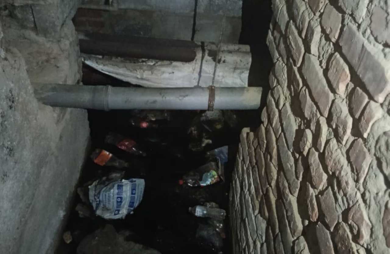 Через провал на перехресті вулиць Небесної Сотні та Миру мешканці будинку на Небесної Сотні тиждень потерпають від затопленого нечистотами підвалу