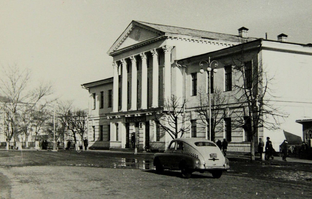 Одиноке таксі проїздить повз кінотеатр імені І.П.Котляревського. Рання весна 1953 року.