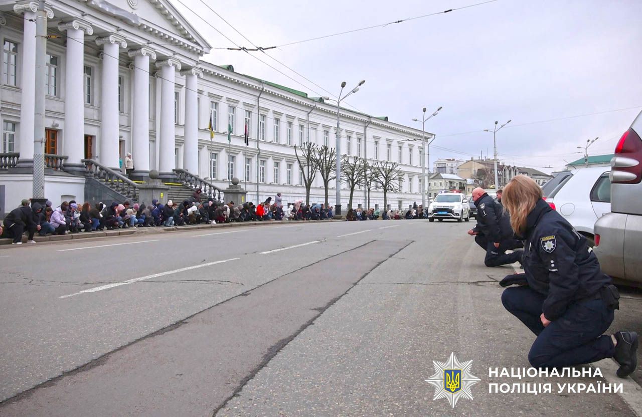 Коридор пошани під час прощання з Андрієм Грабовим