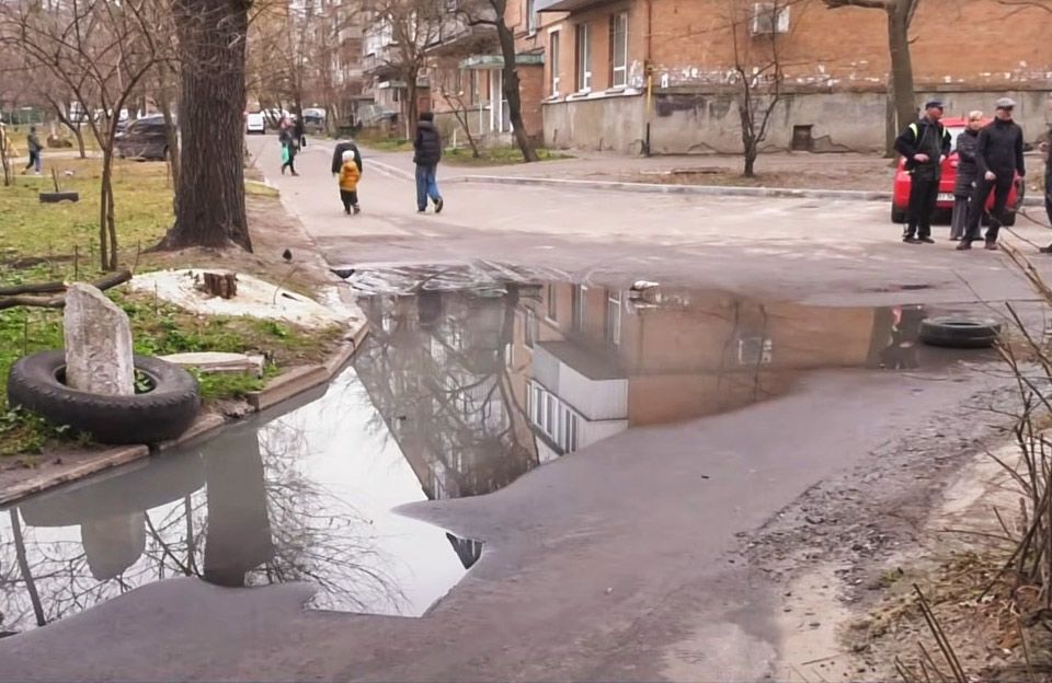 Залитий нечистотами двір будинку на вул. Небесної Сотні, 118 у Полтаві | Кадр з відео телеканалу «ІРТ»