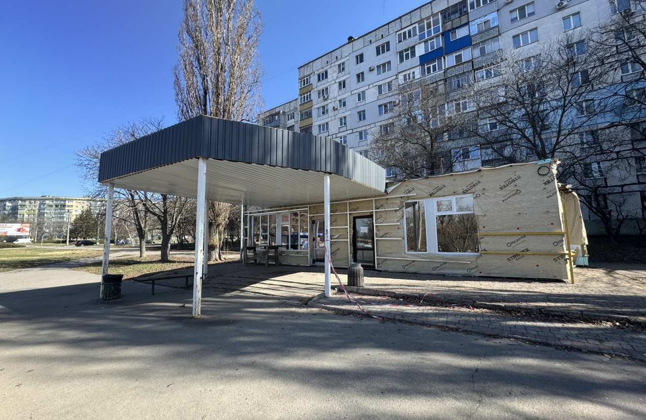 Зупинка громадського транспорту «вул. Героїв України» на вулиці Великотирнівській у Полтаві