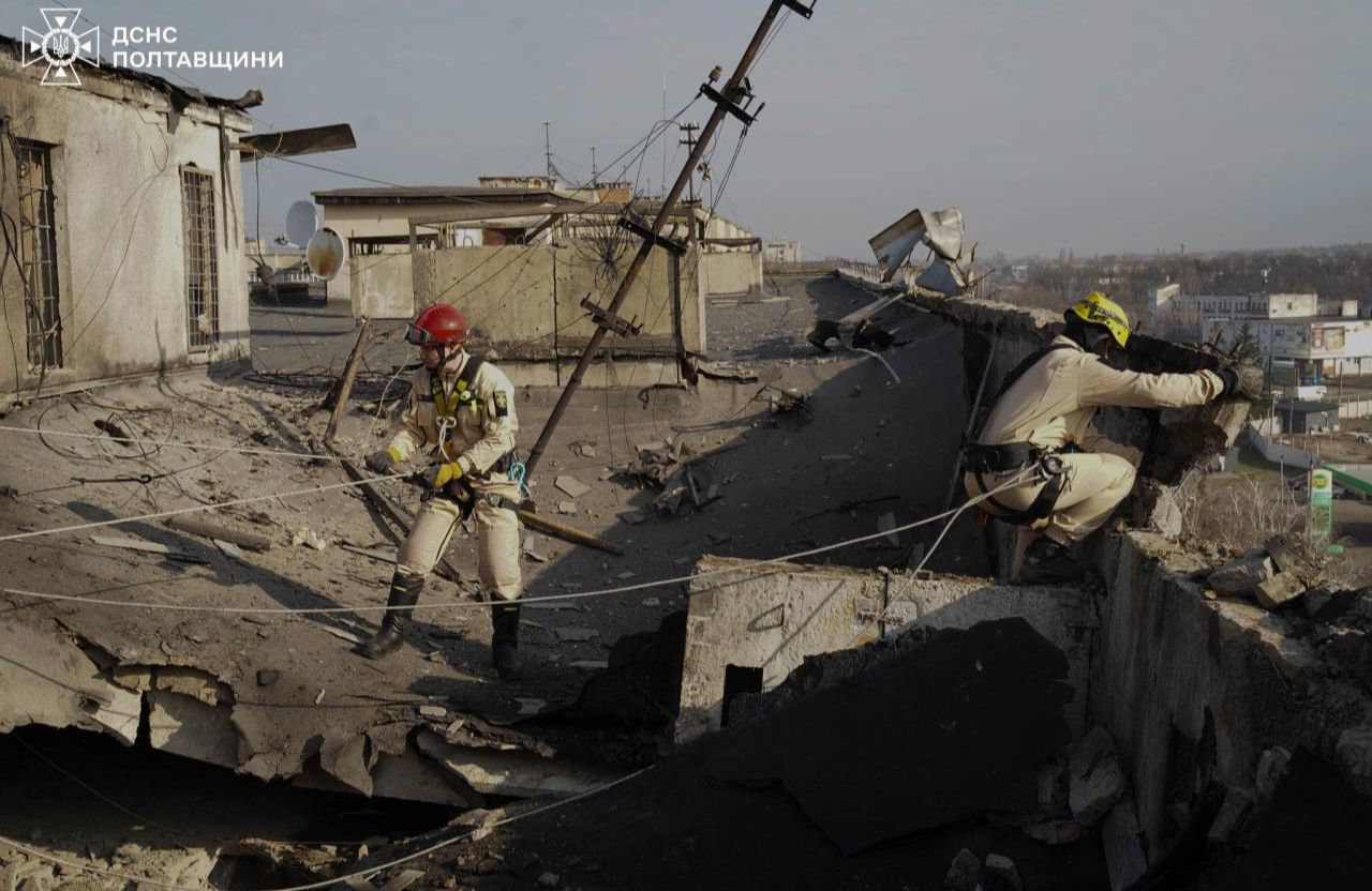 У Полтаві рятувальники-верхолази демонтували аварійне перекриття багатоповерхівки, що постраждала від удару дронів