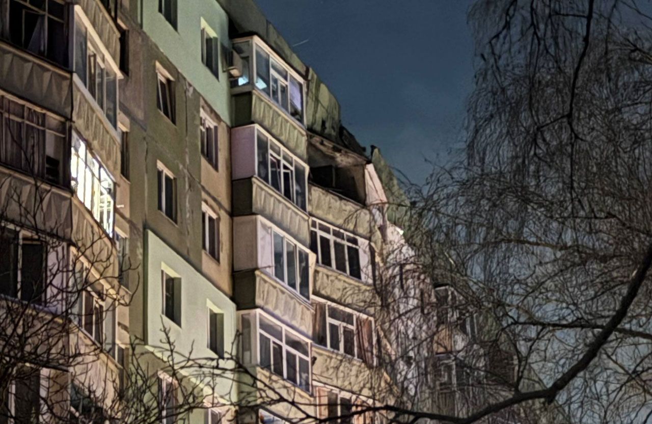 Зруйнована покрівля однієї з багатоповерхівок у спальному мікрорайоні Полтави