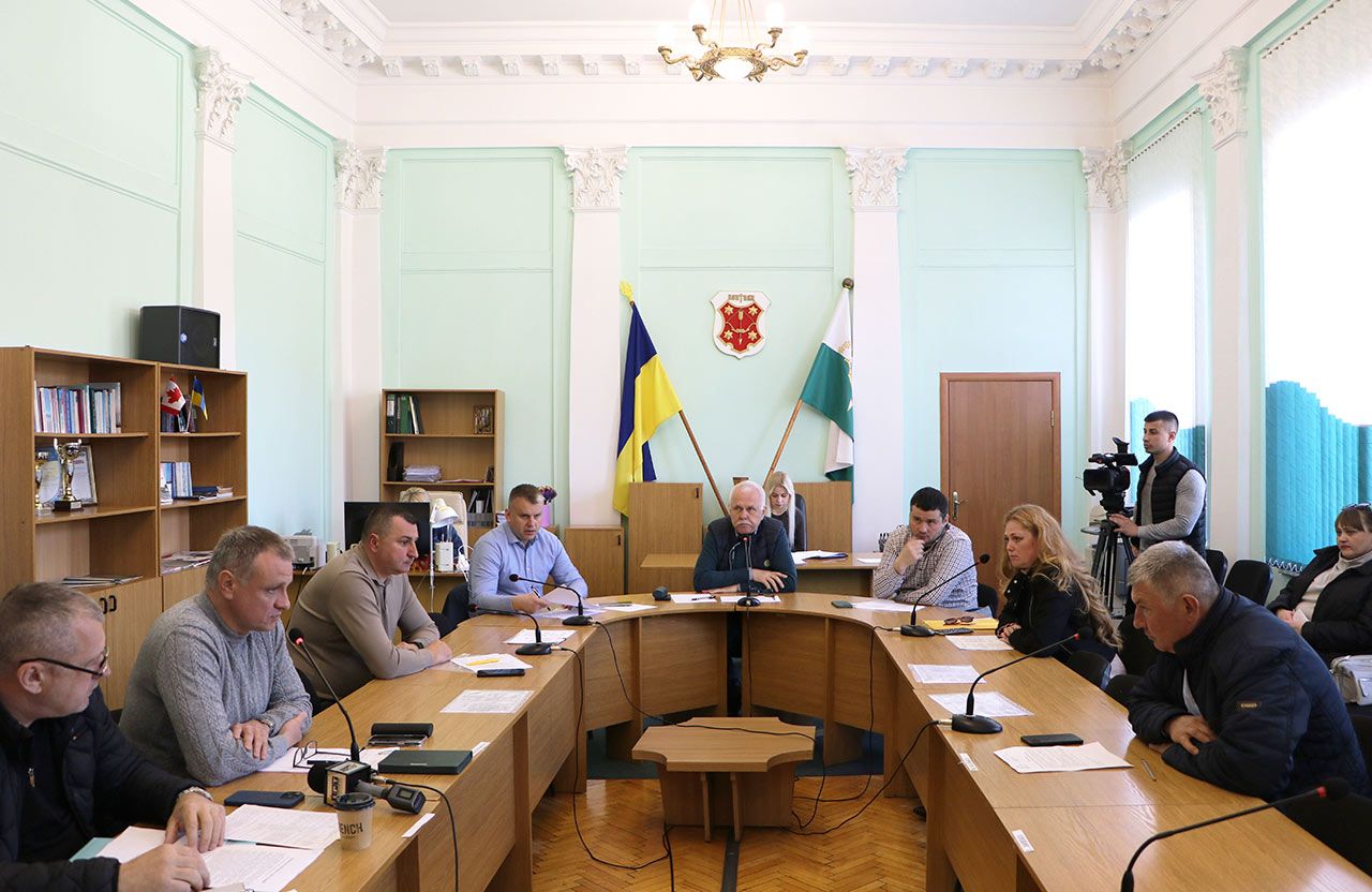 У Полтавській міськраді обговорили ситуацію з тарифами на вивезення сміття, проїзд та послуги з утримання будинків