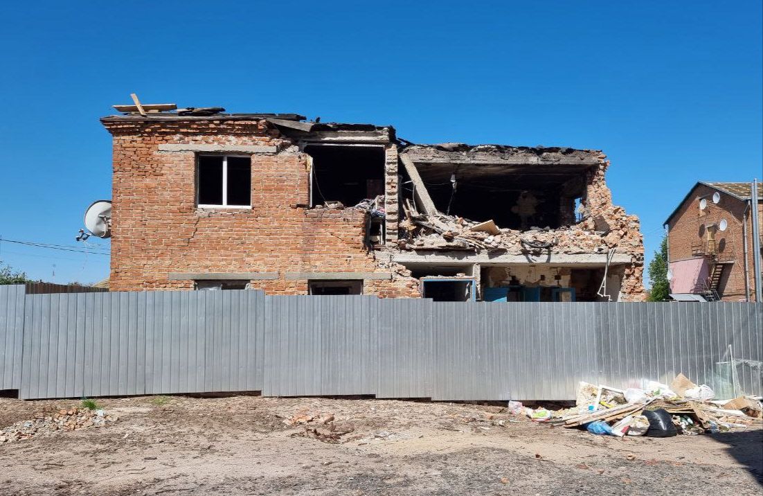 Зруйнований ракетним ударом гуртожиток на вул. Нафтовиків, 1/26, у Супрунівці