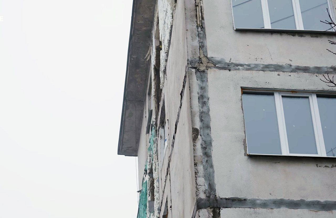 Пошкоджені ракетним ударом росіян будинок на вул. Баленка, 7а у Полтаві | Кадр з відео «Суспільне Полтава»