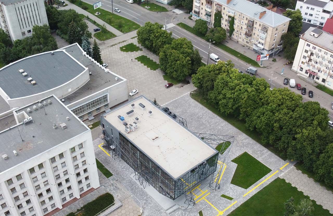 Площа перед Полтавською облради зі сторони вулиці Сінної