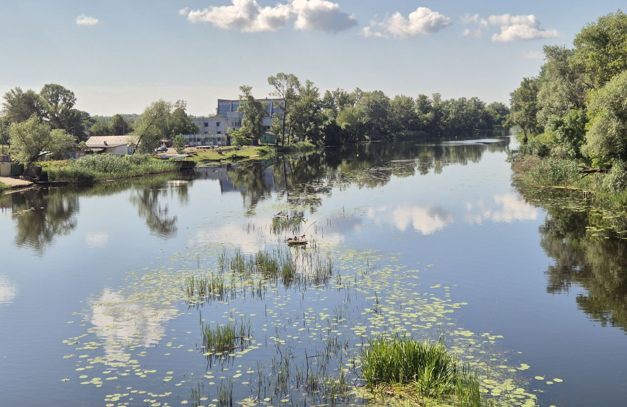 Річка Ворскла в районі мосту на вулиці Миру у Полтаві
