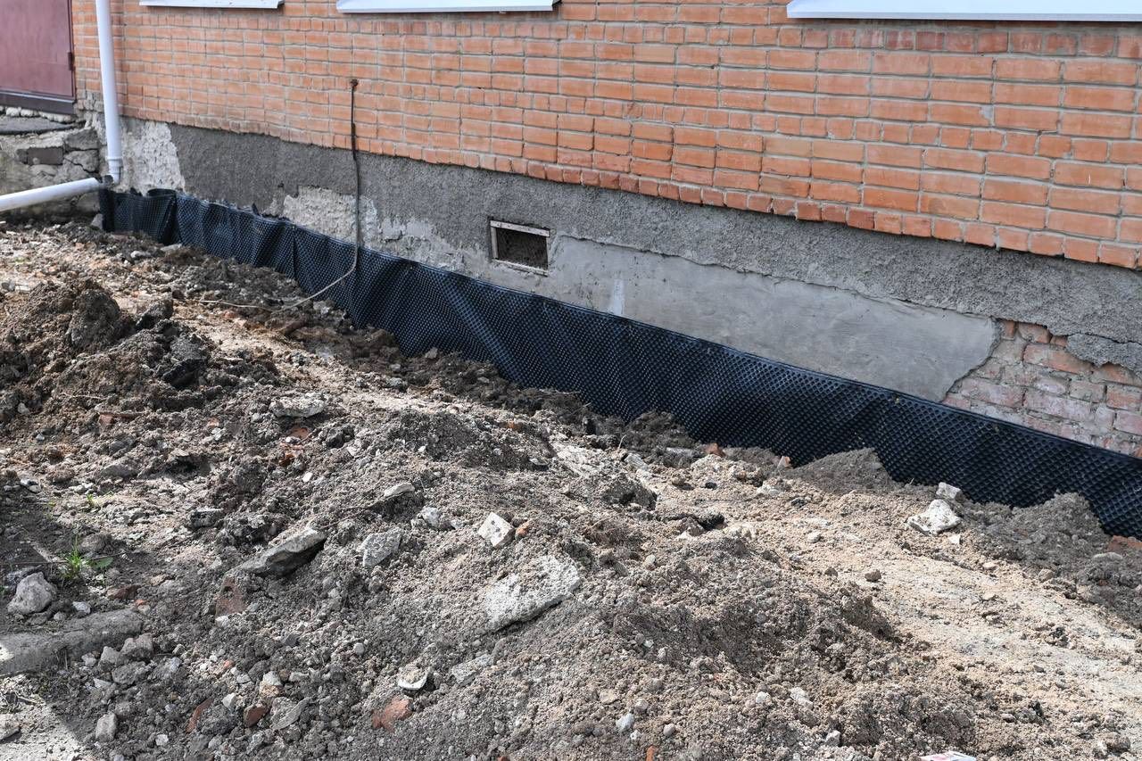 Пархоменко Валерій: перевірив, як ремонтують відмостку і роблять гідроізоляцію в Супрунівській школі