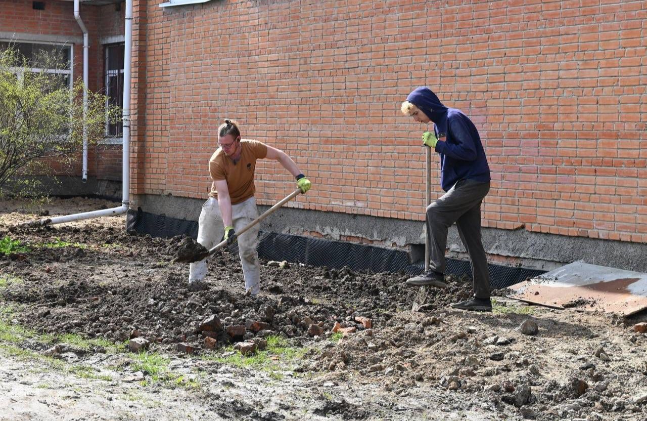 Пархоменко Валерій: перевірив, як ремонтують відмостку і роблять гідроізоляцію в Супрунівській школі