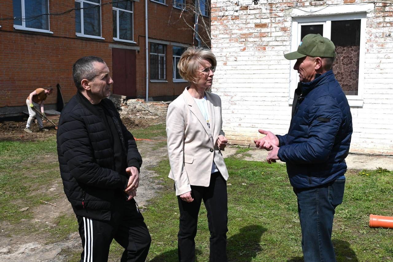 Пархоменко Валерій: перевірив, як ремонтують відмостку і роблять гідроізоляцію в Супрунівській школі