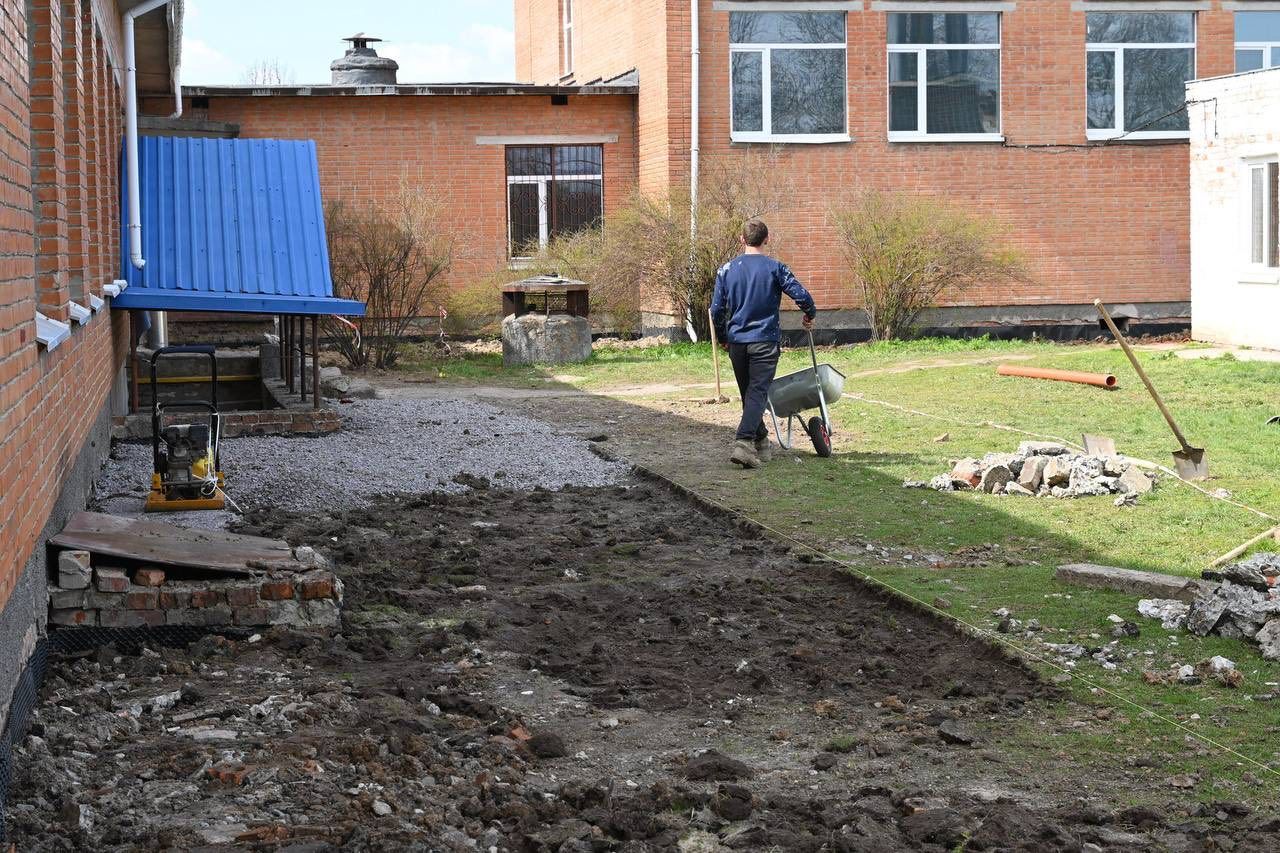 Пархоменко Валерій: перевірив, як ремонтують відмостку і роблять гідроізоляцію в Супрунівській школі