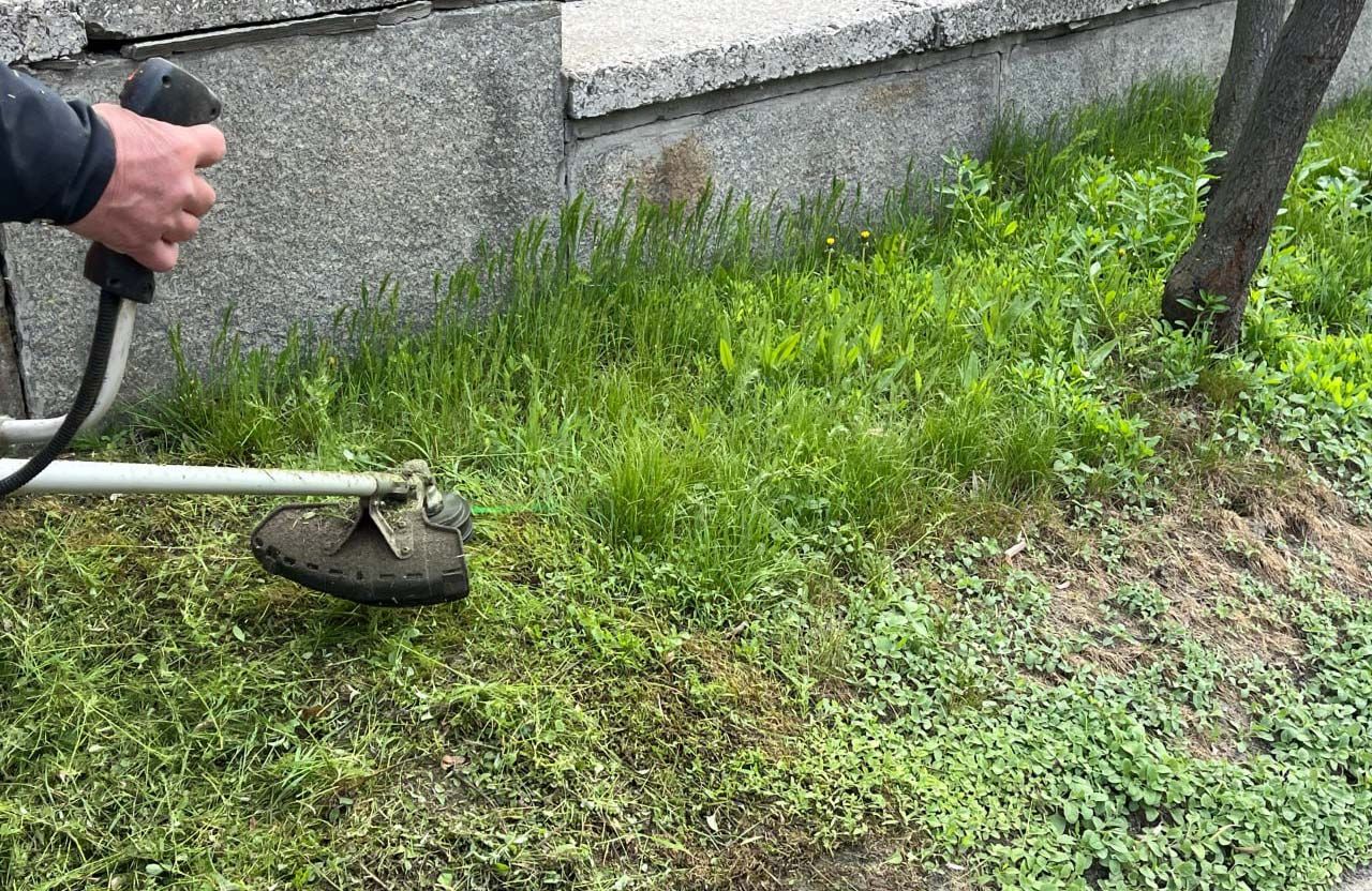 У Полтаві комунальники розпочали перший етап покосу трави