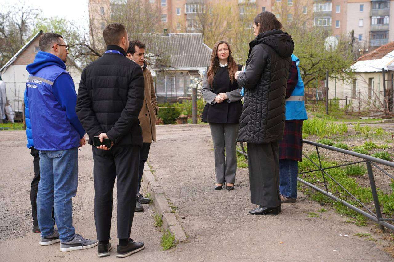 Пошкоджену ворожим дроном багатоповерхівку на вулиці Оксанченка відбудують за кошти програми «ВідновиДІМ»