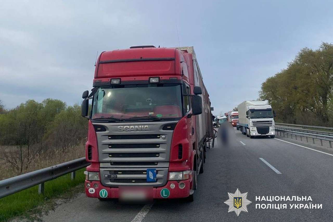 На трасі Київ — Харків поблизу Гребінки автобус врізався у вантажівку: шестеро пасажирів у лікарні