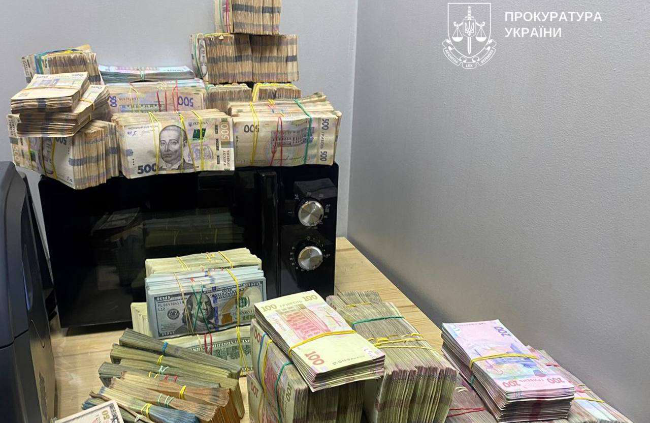 БЕБ та прокуратура Полтавщини викрили міжрегіональну тіньову мережу, що проконвертувала 18 мільярдів