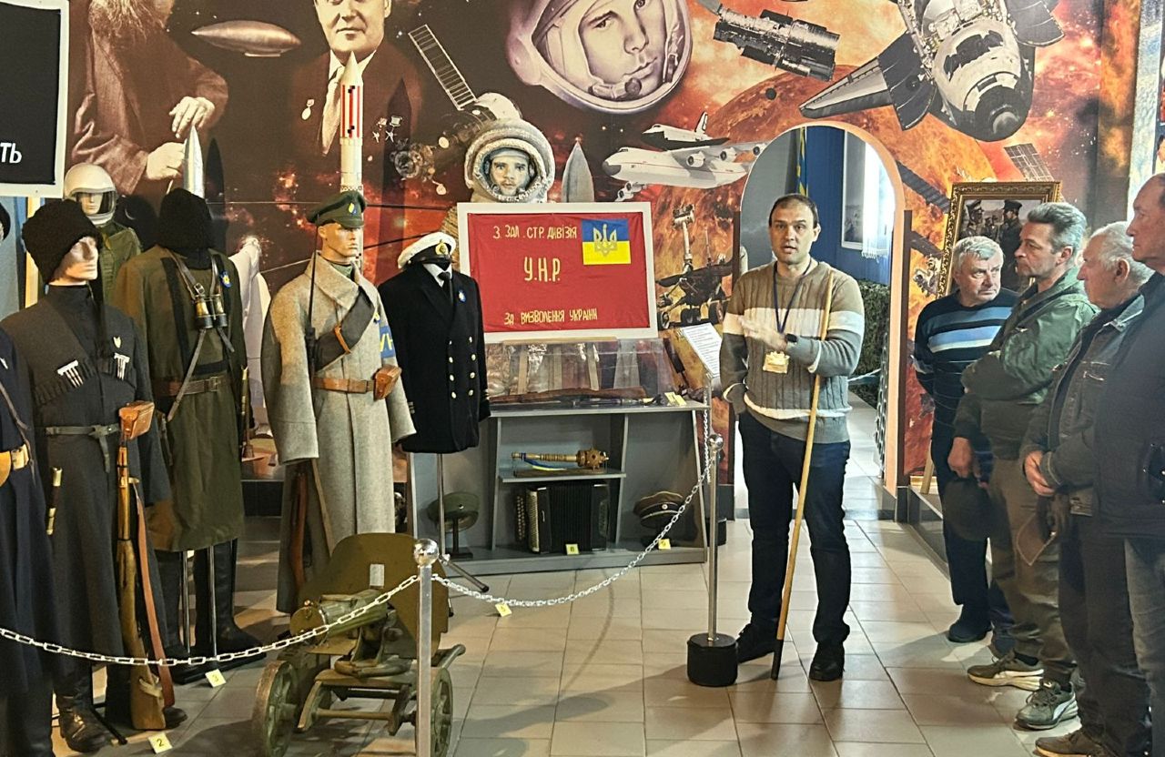 Частина петлюрівської експозиції — однострої Армії УНР