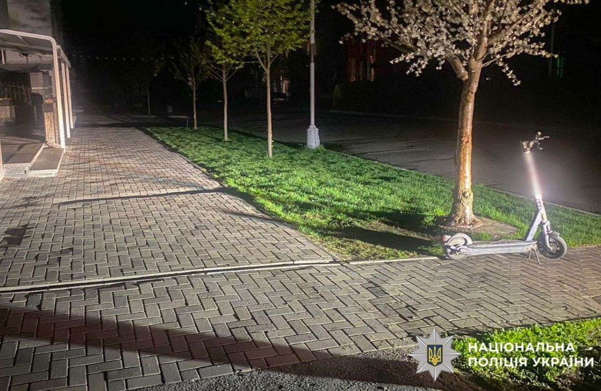 У центрі Полтави 20-річний хлопець на електросамокаті збив жінку: потерпіла в лікарні