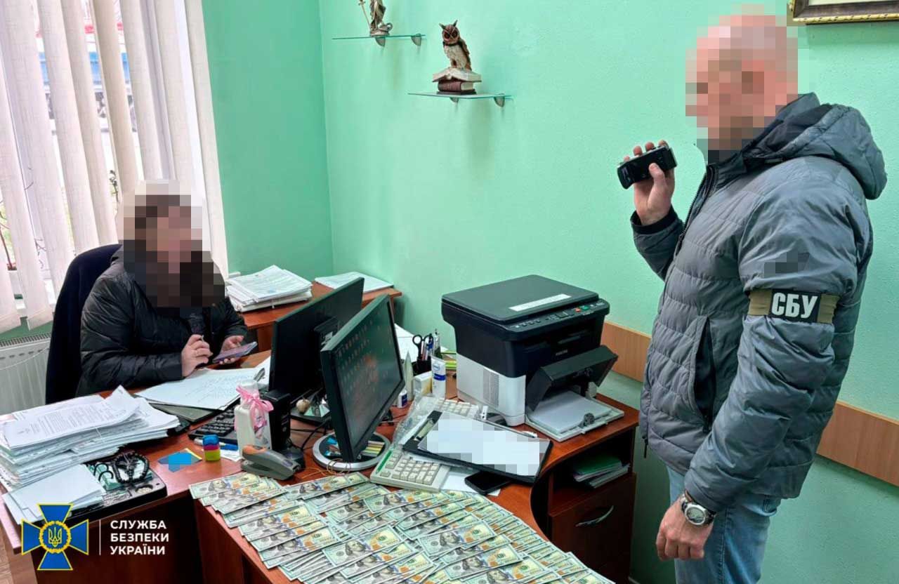Хабарі на тисячі доларів: на Полтавщині затримали адвокатку та місцевого ділка, які допомагали ухилянтам