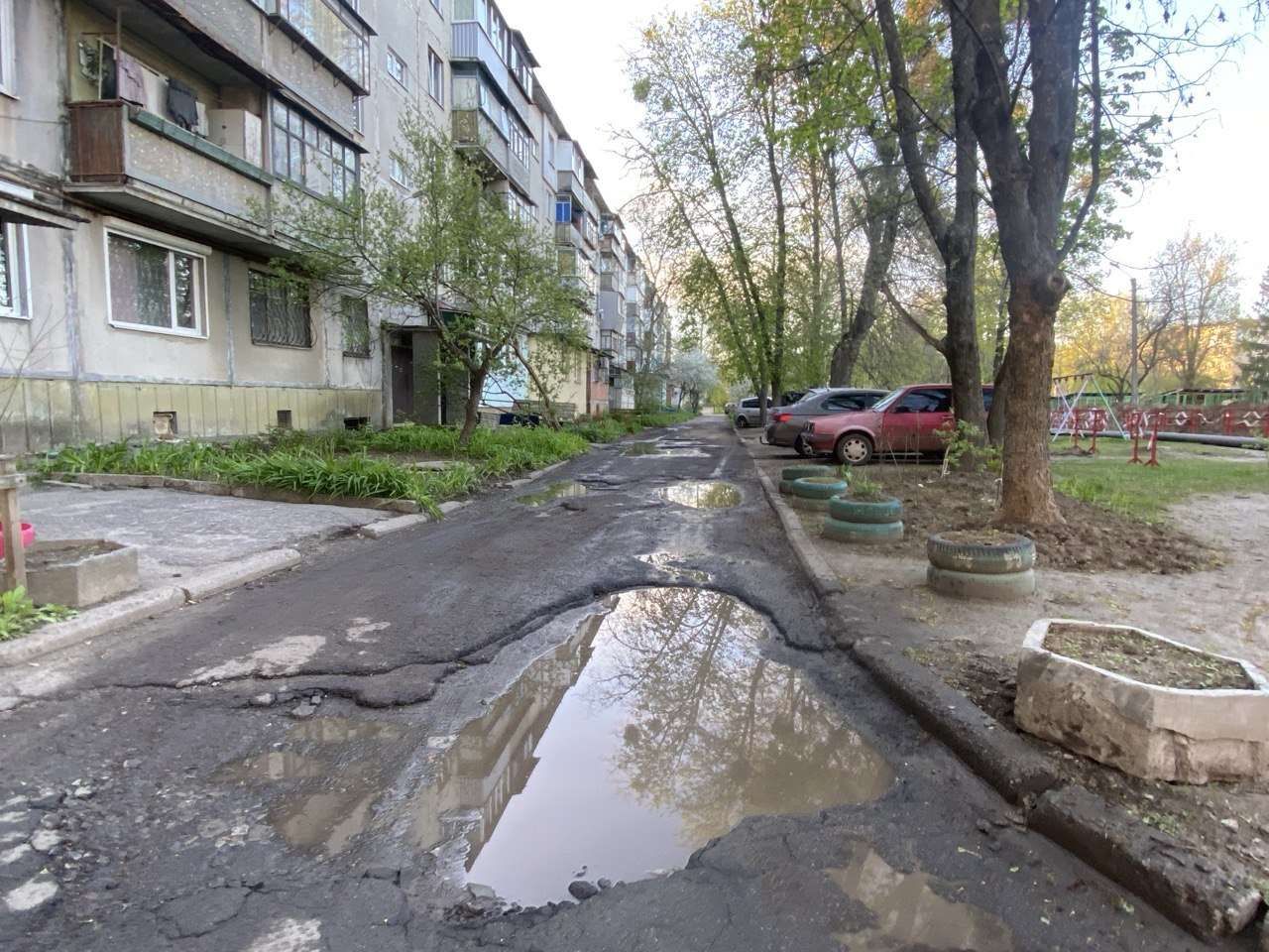 «Гонки вантажівок та ризик для дітей»: полтавці просять закрити наскрізний проїзд біля будинків на пров. Лікаря Мальцева, 8 і 10