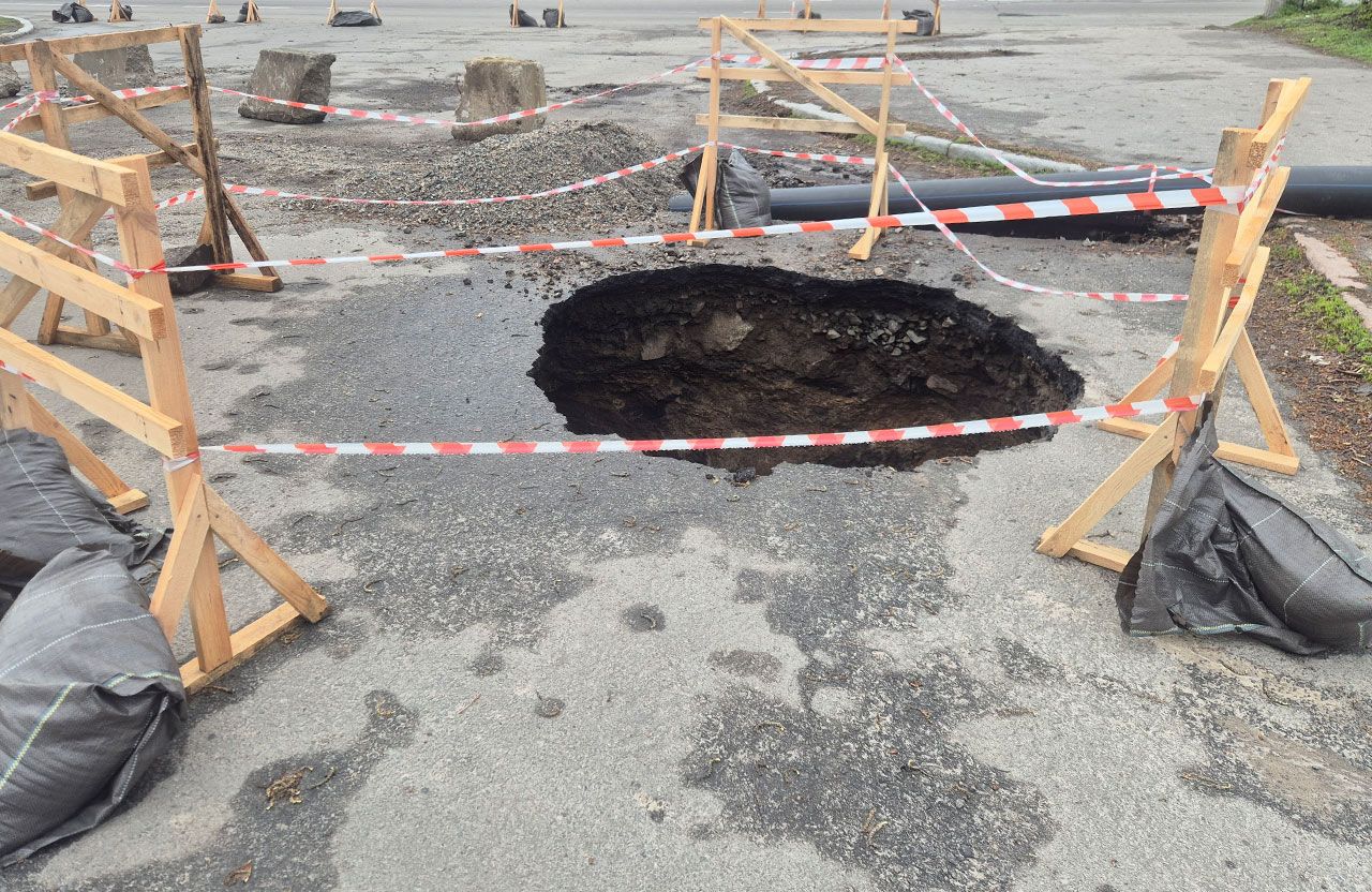 Один з провалів на повороті з вулиці Петра Юрченка на вулицю Решетилівську у Полтаві