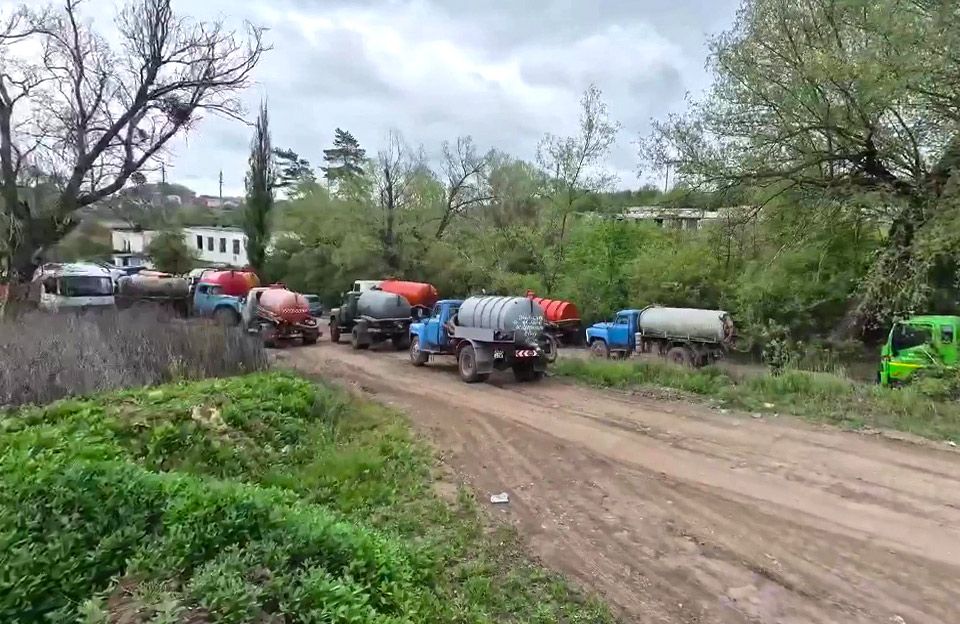 Асенізаційні машини біля головної каналізаційної насосної станції «Полтававодоканалу»