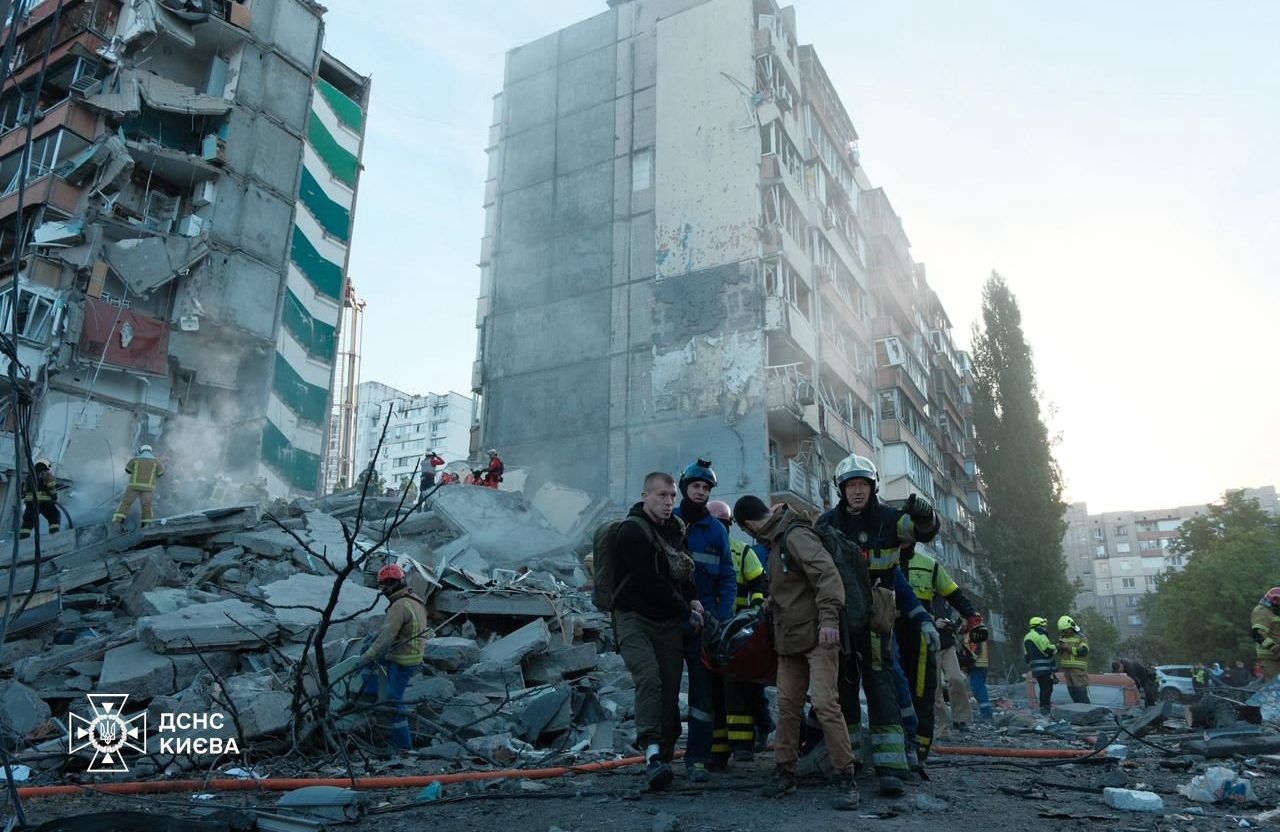 Зруйнований під’їзд багатоповерхівки у Києві