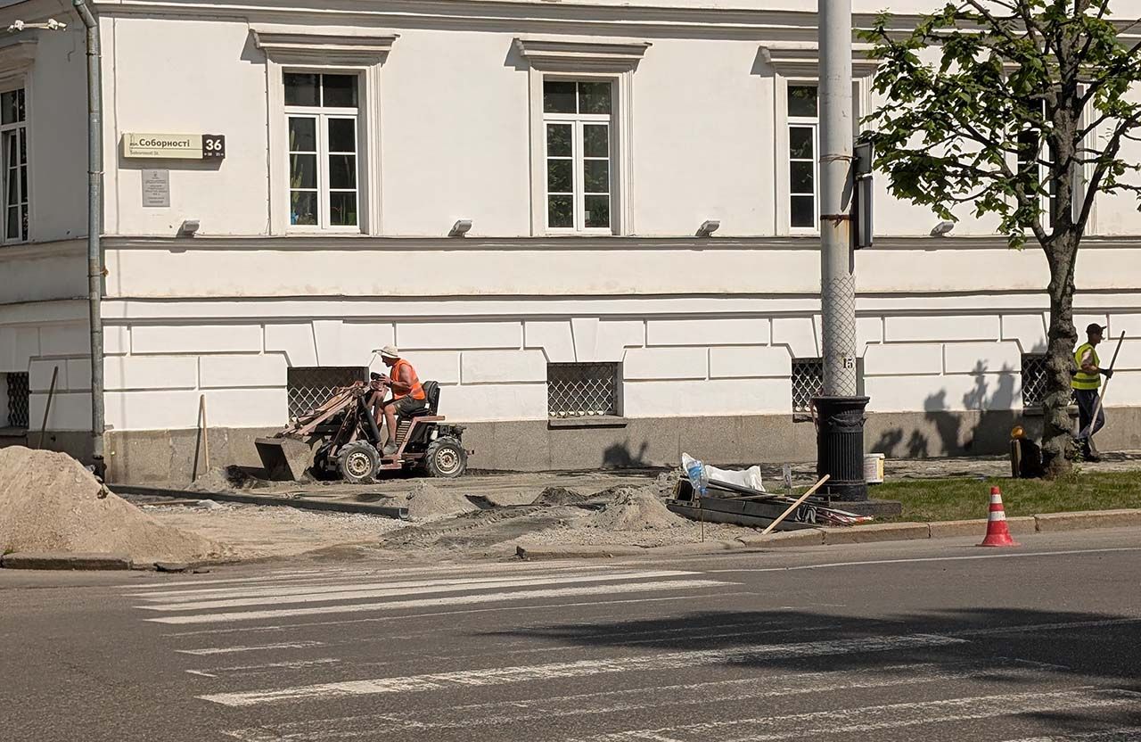 Ремонт тротуару під Полтавською міськрадою