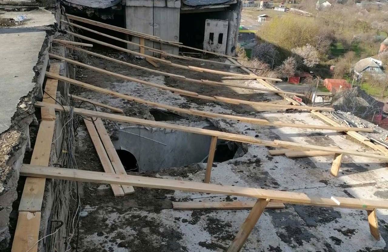 Діра у стелі квартири після влучання «шахеда» у будинок