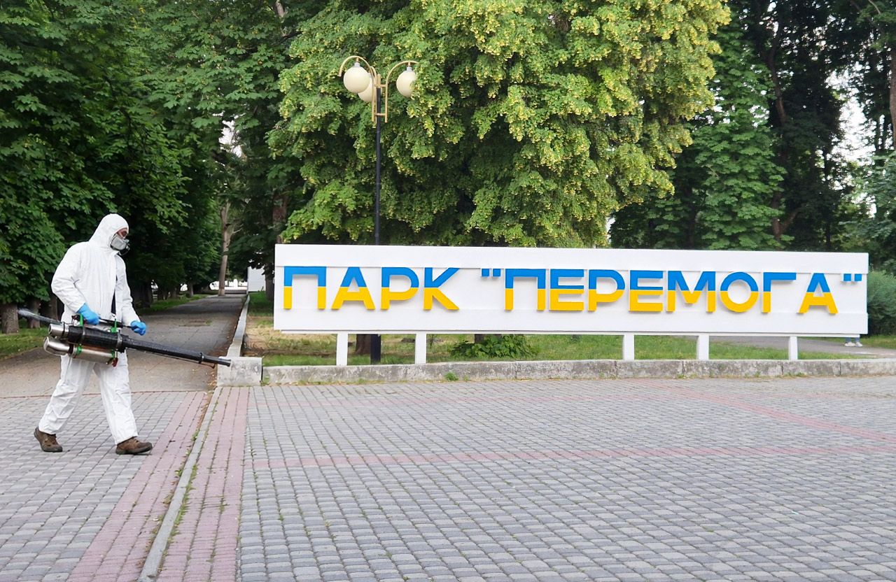 Колаж: обробка парку «Перемога» від кліщів