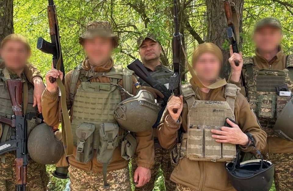 Володимир Чередниченко (у центрі) повернувся до війська