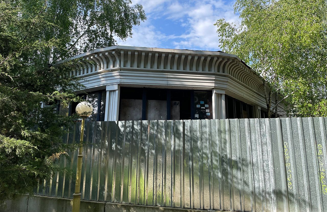 Незаконна прибудова до історичної будівлі кінотеатру ім. Котляревського
