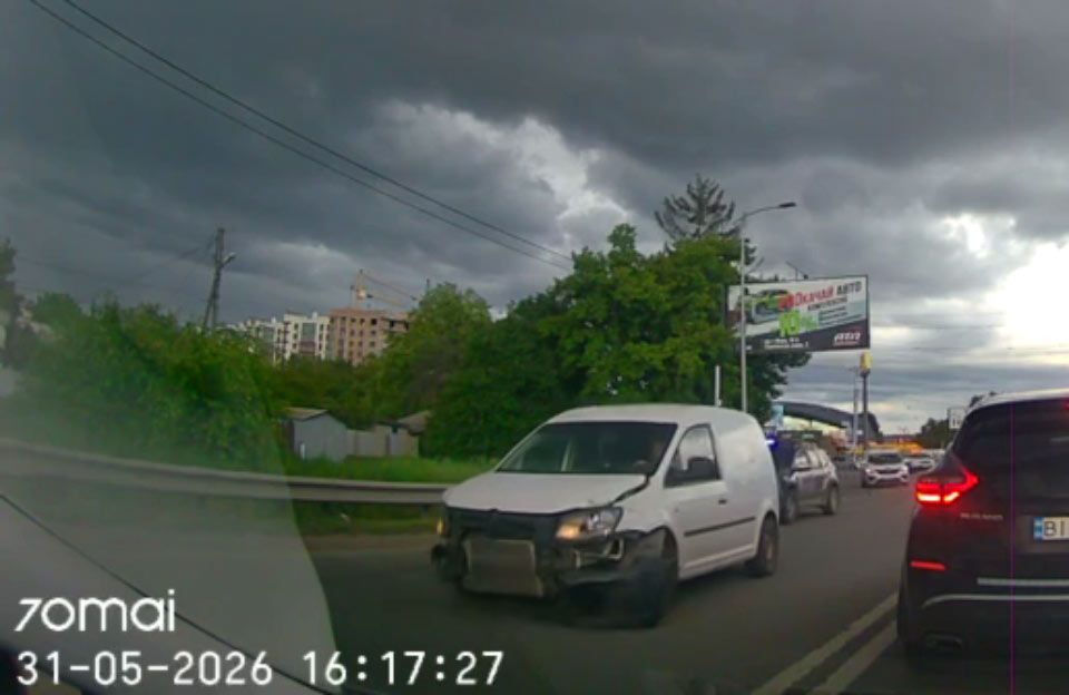 У Полтаві водій тікав від поліції та протаранив службовий автомобіль