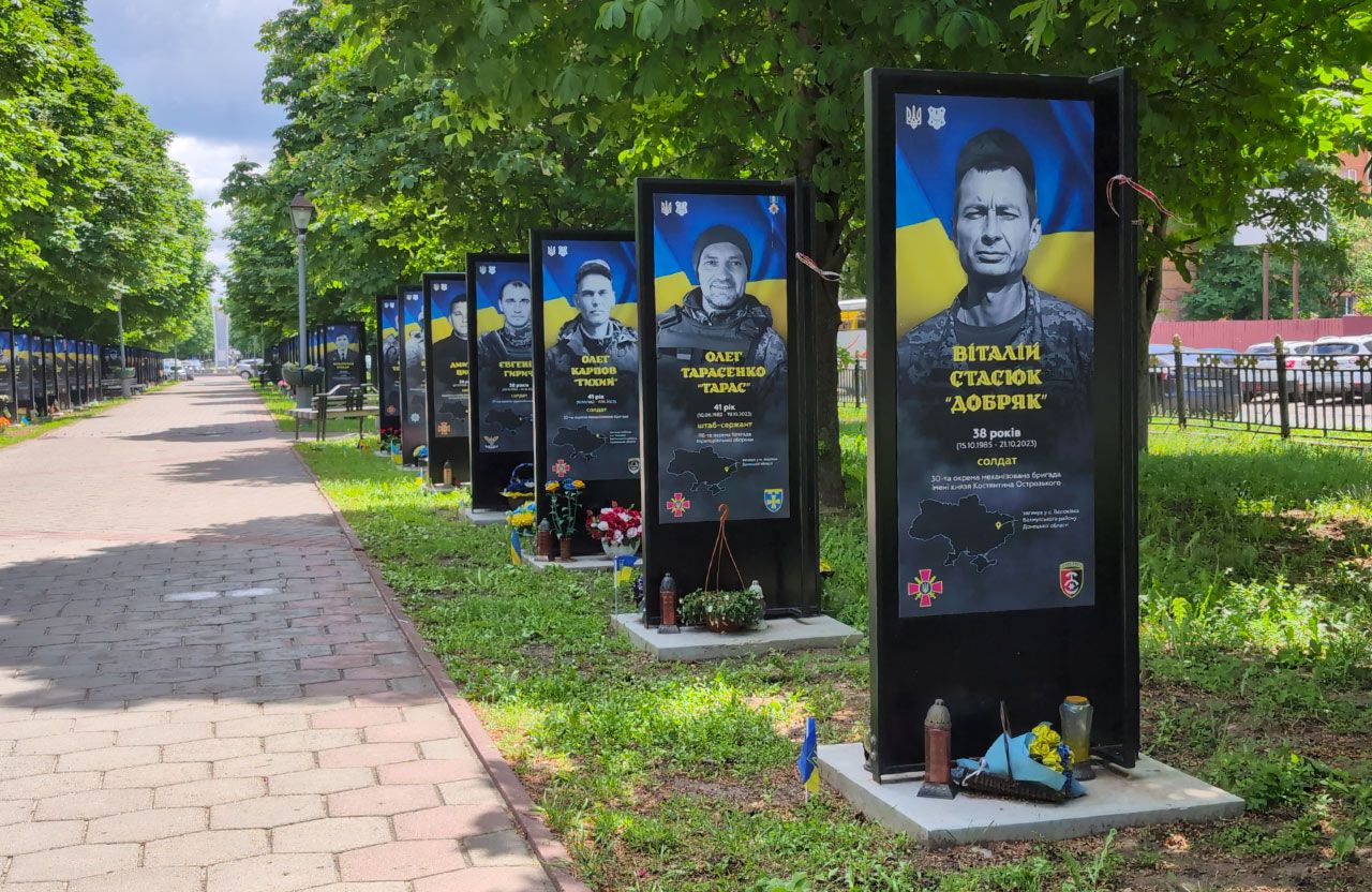 Меморіал «Полтава пам'ятає Героїв» на Каштановій алеї у Полтаві