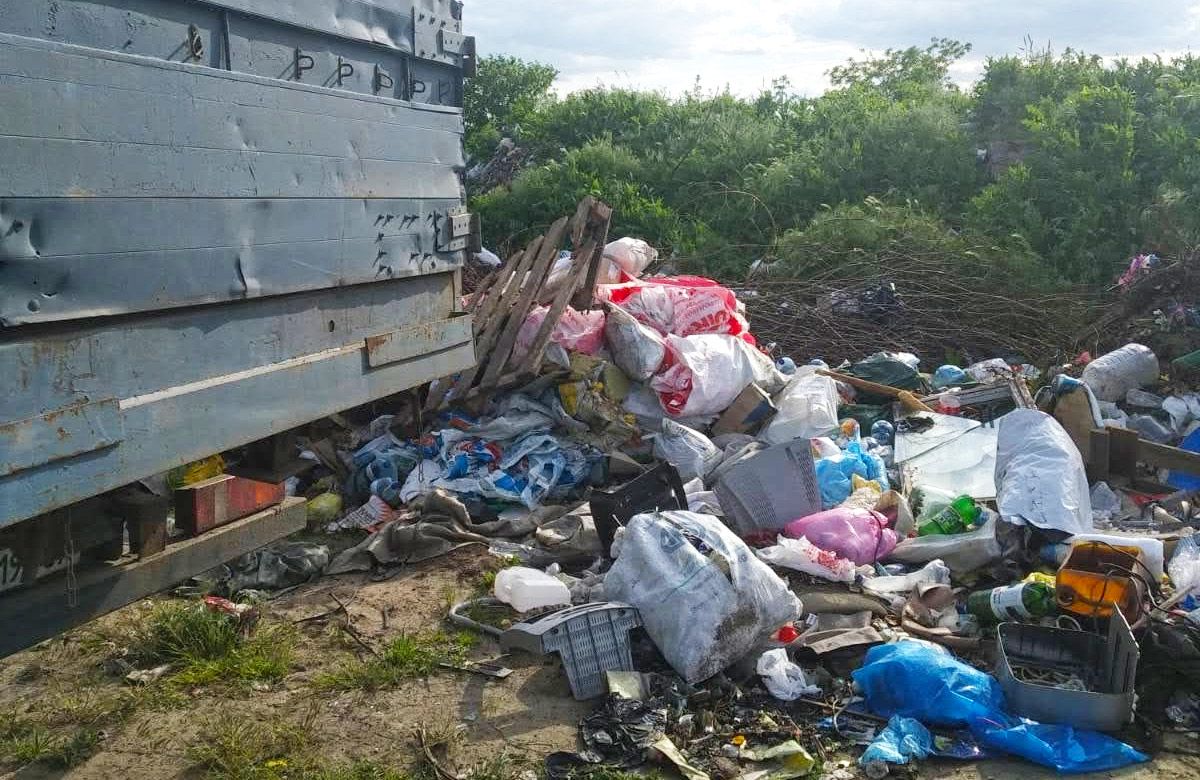 Стихійне сміттєзвалище | Фото: facebook.com/deicentr