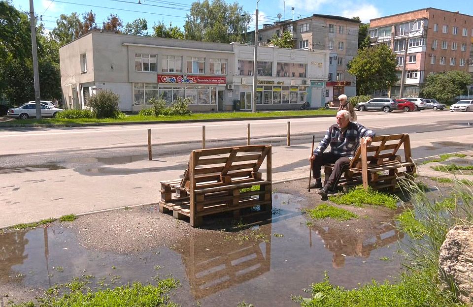 Зупинка громадського транспорту «Алмазна» (на Автовокзал) у Полтаві | Кадр з відео «ІРТ»