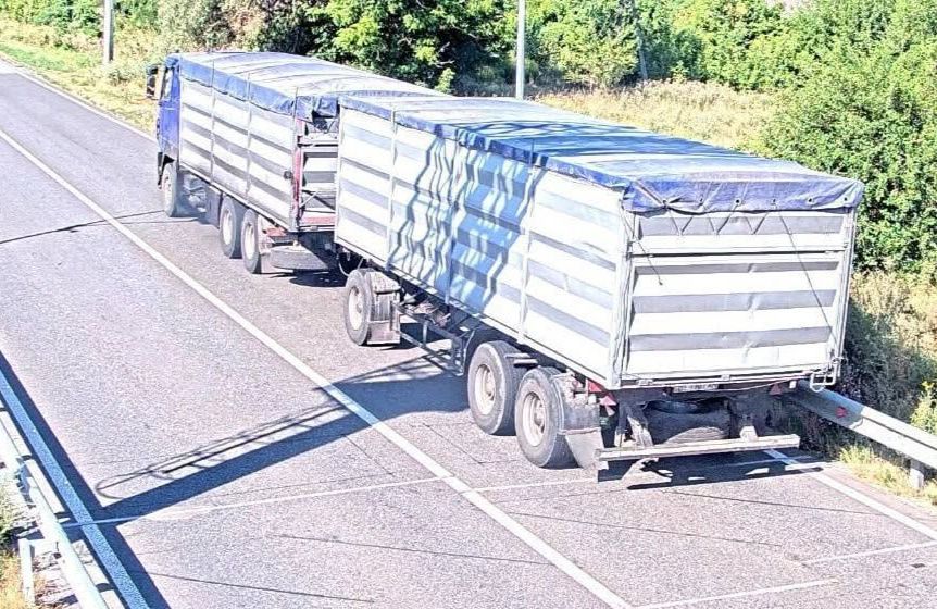 Вантажівжка МАЗ, яка їхала на Полтавщині з перевантаженням у майже 24 тонни | Кадр з камери WIM Укртрансбезпеки