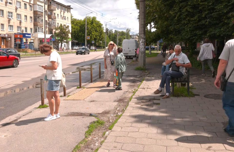 Зупинка громадського транспорту «23 Вересня» (на Центр) у Полтаві | Кадр з відео «ІРТ»