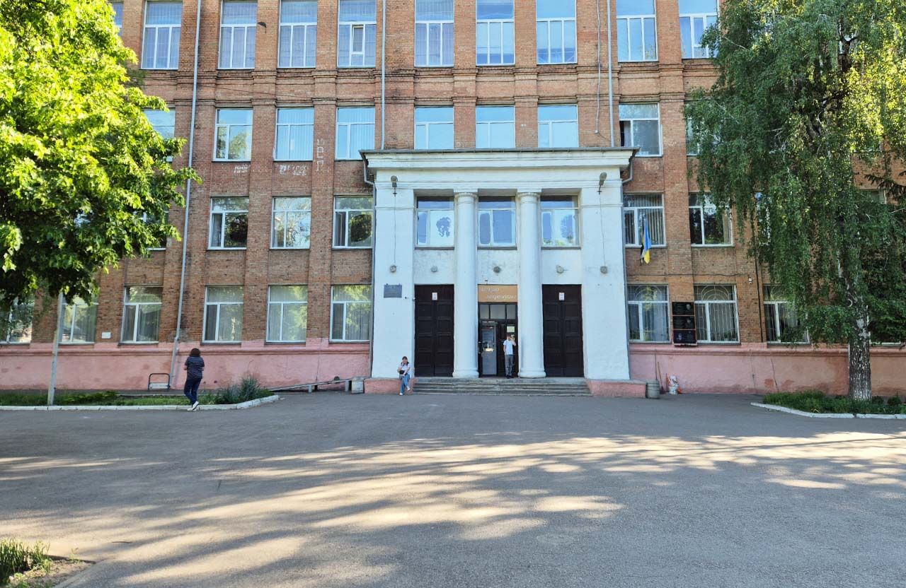 У Полтаві на території 9-ї школи замінюють ідеальний асфальт на нову плитку