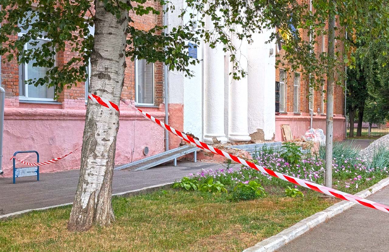 У Полтаві на території 9-ї школи замінюють ідеальний асфальт на нову плитку