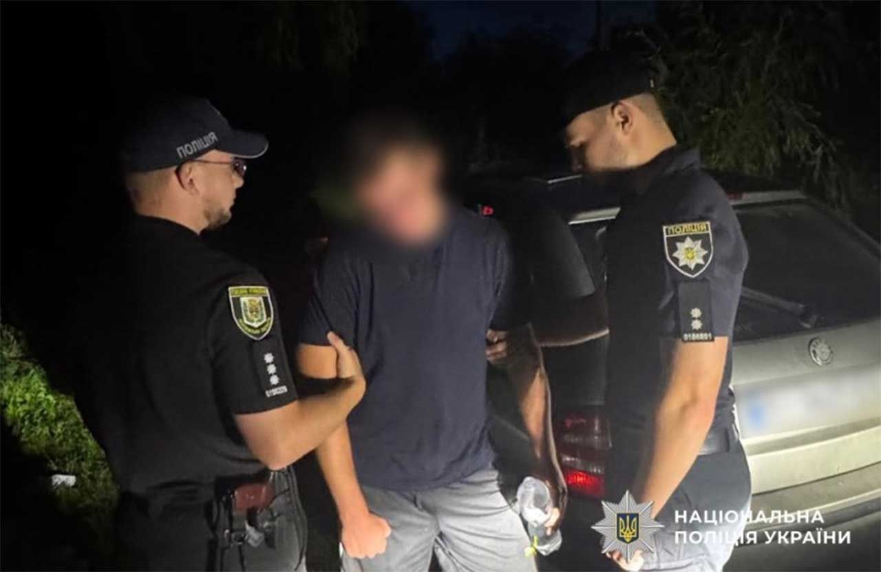 У Подільському районі Полтави затримали 25-річного закладника: поліція вилучила понад 60 згортків із наркотиками