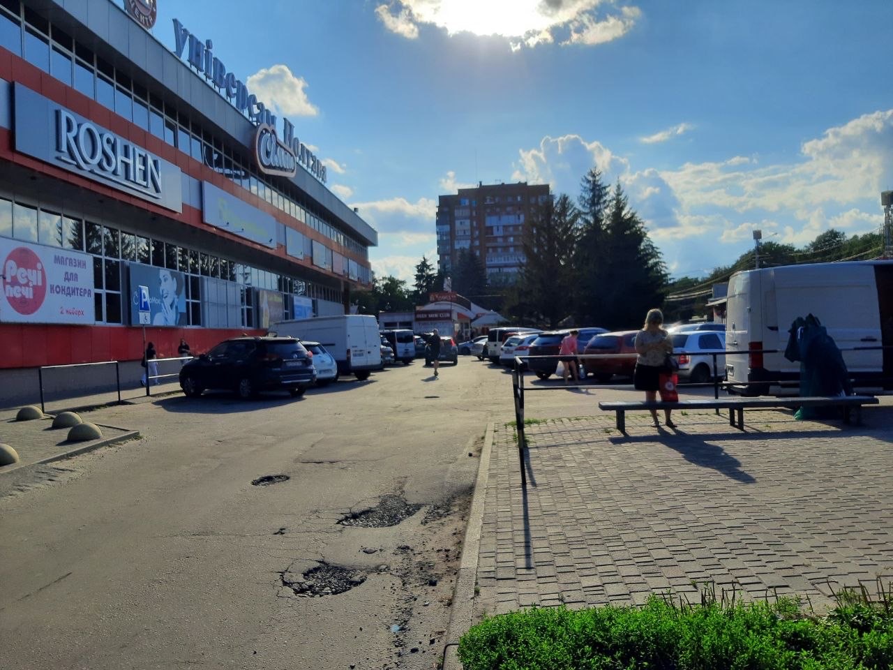 На парковці біля «Сільпо» на Алмазному встановлять шлагбауми: як це працюватиме